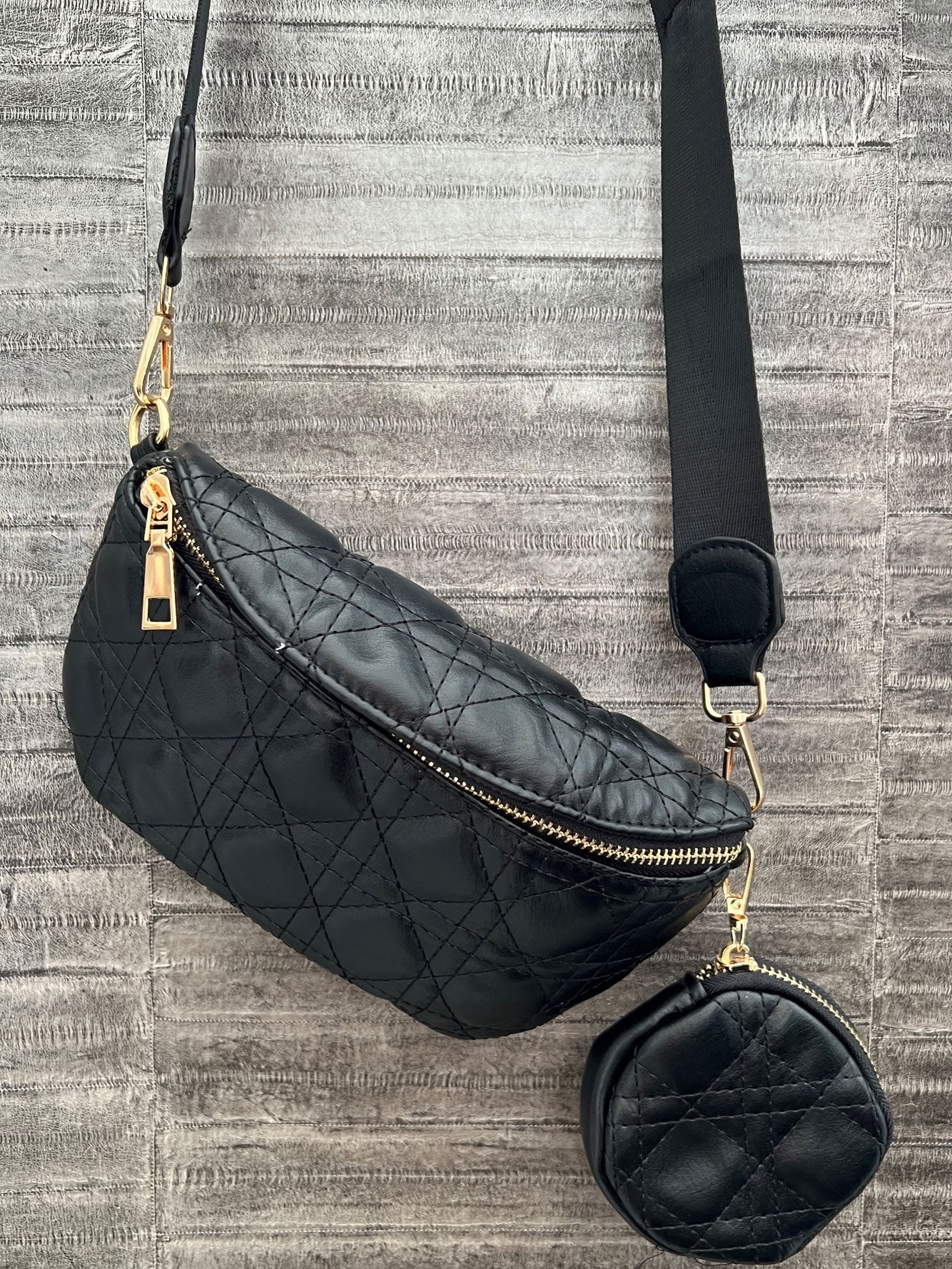 Fiona - Bältesväska i läderlook med guldkedja